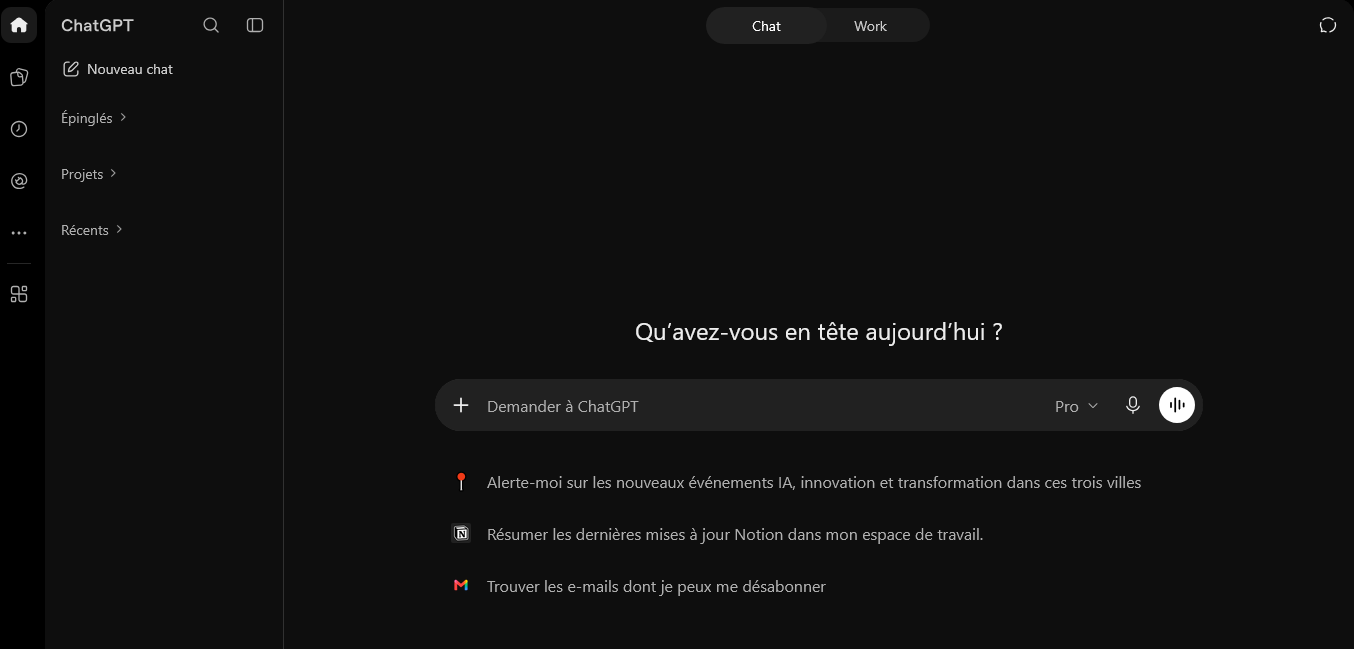 Nouveau chat, recherche, Épinglés, Projets et Récents dans le volet de gauche. Chat / Work en haut ; saisie, +, sélecteur, micro et voix au centre.
